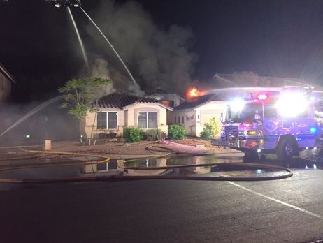 В США небольшой самолет упал на жилой дом