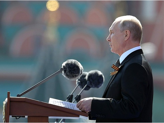 ﻿Риковцева про охоронця Путіна: Розумію, що робота охоронця не передбачає церемоній. Але він із ним – уже зовсім як із котеням. Причому – із підкинутим