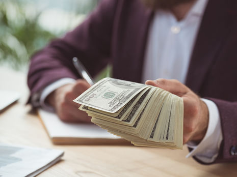 В Киеве мужчина пытался продать должность начальника управления Национального банка за $25 тыс.