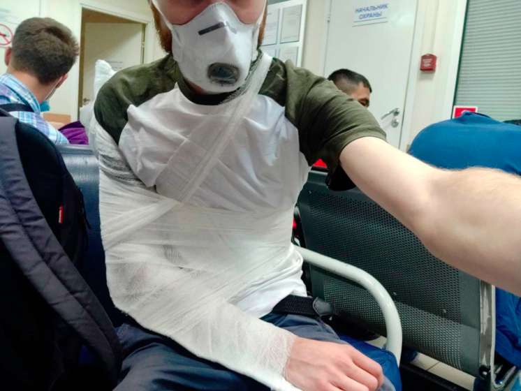 ﻿У Росії кореспондент заявив, що поліцейський зламав йому руку на виборчій дільниці