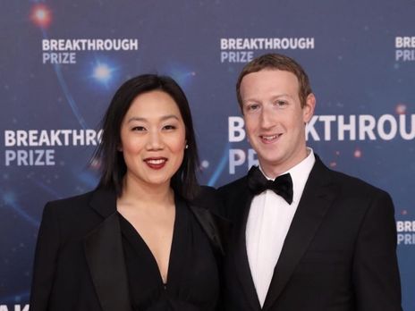 У него – в полоску, у нее – с пальмами. Цукерберг в обнимку с женой призвал продолжать носить маски