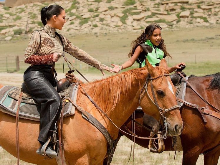 ﻿У ковбойському стилі. Кардаш'ян відсвяткувала день народження дочки катанням на конях