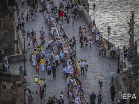 В Праге устроили прощание с карантином на Карловом мосту. Фоторепортаж