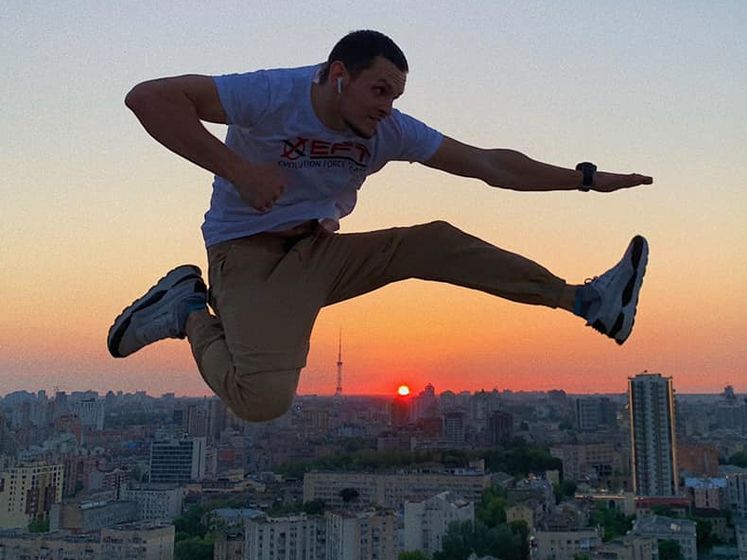 "Долбо...б! Едь в горы и лазь там!" Кличко выругал руфера Мустанга, который взобрался на пешеходный мост в Киеве. Видео
