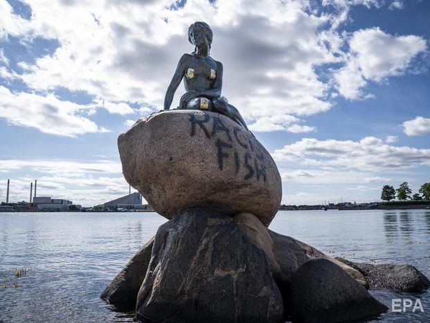 ﻿"Расистська риба". У Данії вандали осквернили статую Русалоньки