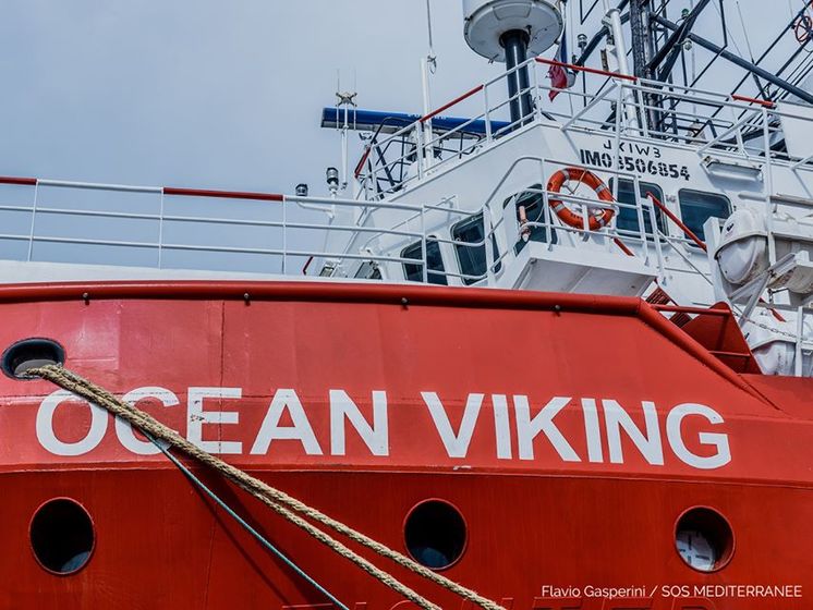 У берегов Италии на судне с мигрантами Ocean Viking объявлено ЧП. Произошло шесть попыток самоубийства
