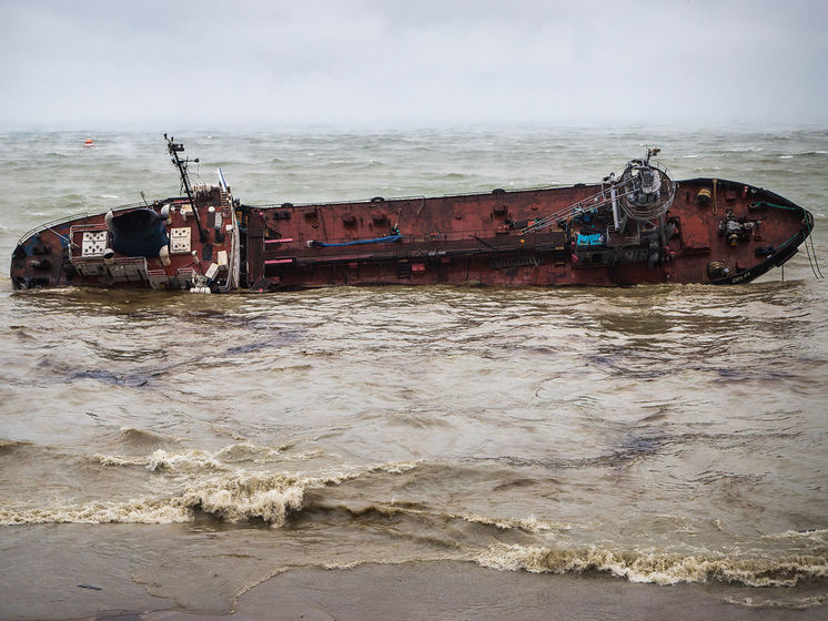 Глава Одесской ОГА пообещал Зеленскому до 20 июля убрать с пляжа танкер Delfi