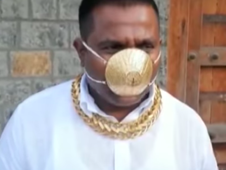 В Индии бизнесмен купил защитную маску из золота за $4 тыс. Он не верит, что обычная может защитить от коронавируса