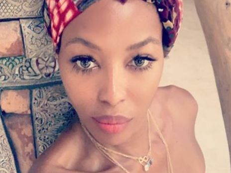 Голая Кэмпбелл устроила фотосессию в метро 