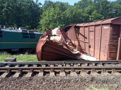 В Кировоградской области с рельсов сошел грузовой поезд: он врезался в железнодорожную будку и повалил столб. Фоторепортаж