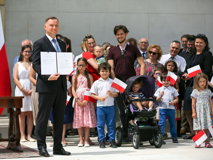 Дуда предложил внести в конституцию Польши запрет на усыновление детей ЛГБТ-парами