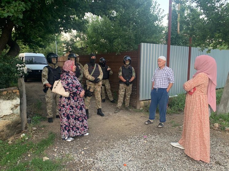 Российские силовики с 4 утра проводят обыски в домах крымских татар в Крыму, уже задержали шесть человек