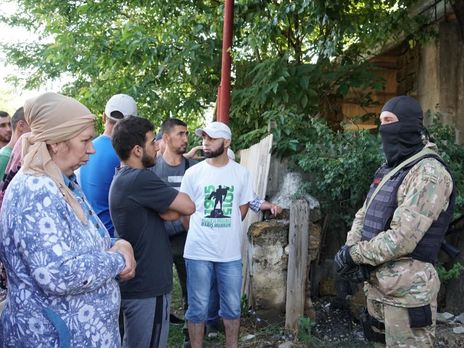 ﻿Обшуки в будинках кримських татар. Українська поліція почала кримінальне провадження, представництво президента засудило дії російських силовиків