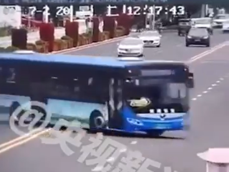 Из крайнего правого ряда автобус резко повернул влево