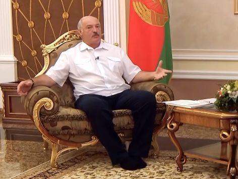 ﻿"Поважаючи працю прибиральниць, я босоніж ходжу". Лукашенко прийшов на інтерв'ю без взуття. Відео 