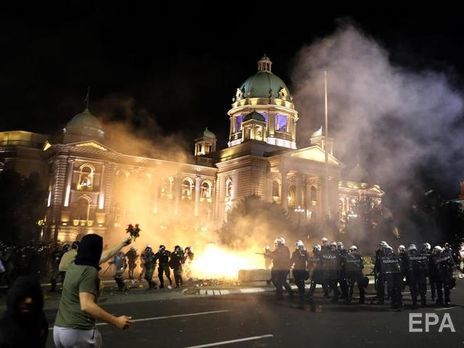 После объявления о комендантском часе в Белграде произошли беспорядки, протестующие ворвались в парламент. Фоторепортаж