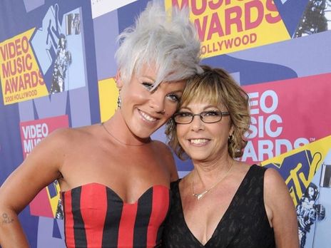 Pink показала, как ее мама готовит халу