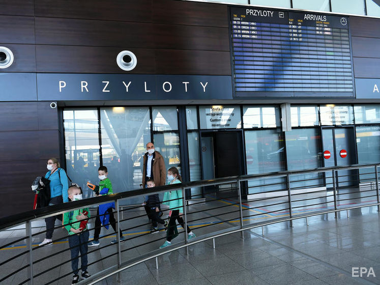 В Польше собирают подписи за отмену карантина для украинцев, которые прибывают авиарейсами