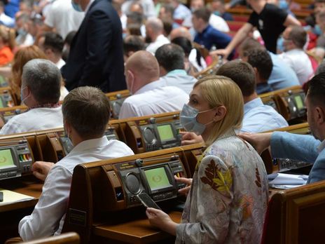 Раде предлагают отменить ограничения зарплат чиновников