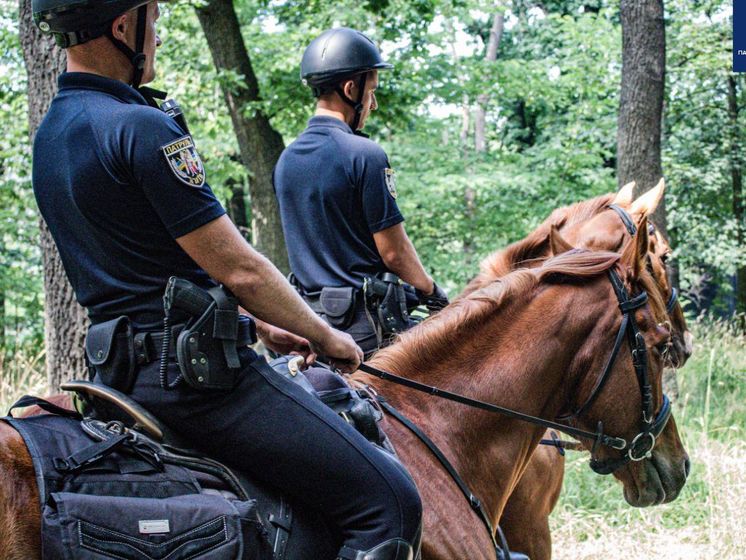В Киеве парки и скверы начала патрулировать конная полиция