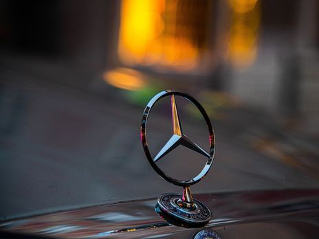 В Мариуполе Mercedes сбил двух патрульных – полиция