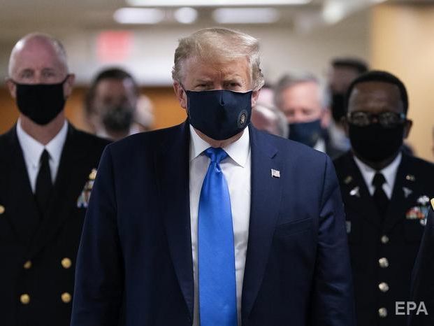 ﻿Трамп уперше від початку пандемії надів маску на публіці