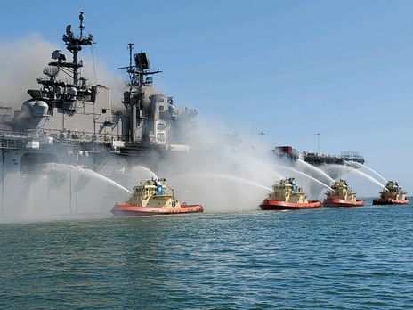 В США второй день горит десантный корабль USS Bonhomme Richard, пострадал 21 человек. Видео