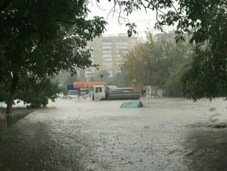 В Одессе из-за ливня машины ушли под воду, остановлено трамвайное движение