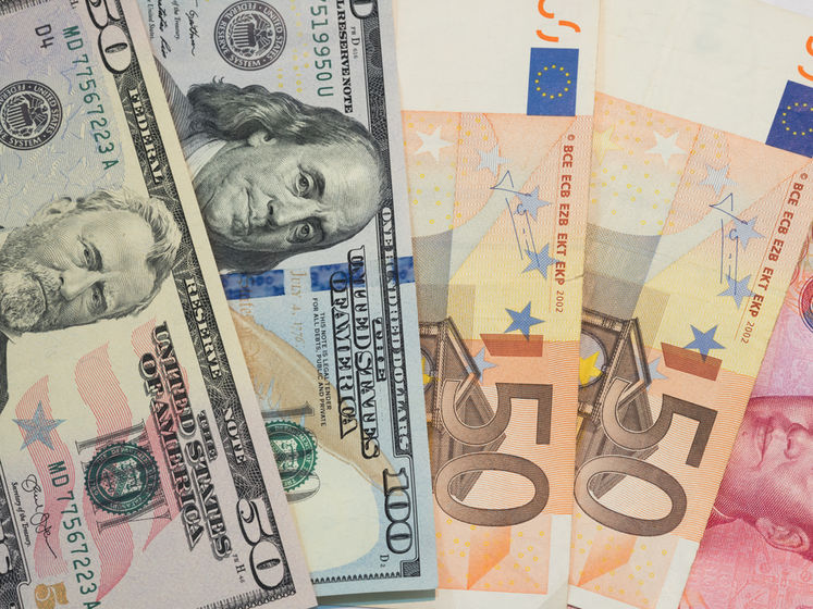 Нацбанк понизил курс гривны по отношению к доллару и евро