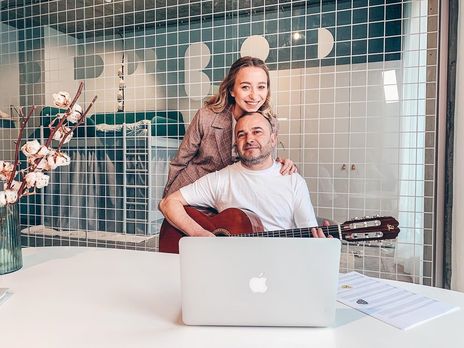 Жена Павлика показала тело в купальнике