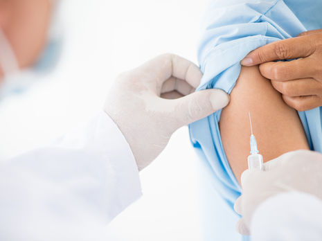 По данным ВОЗ, в настоящее время проводится около 120 испытаний вакцины от COVID-19