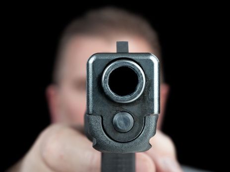 Хранил в квартире целый арсенал. В Бердянске мужчина стрелял по детям из окна квартиры