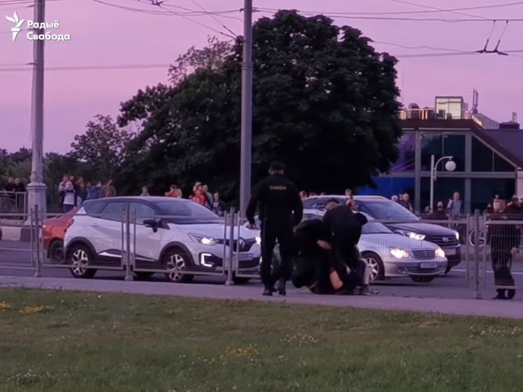 ﻿Білоруська міліція затримала понад 200 протестувальників, до них застосовували фізичну силу. Відео 