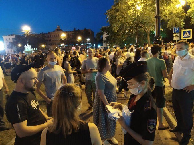 Пятый день шествий в Хабаровске, полиция раздавала участникам маски