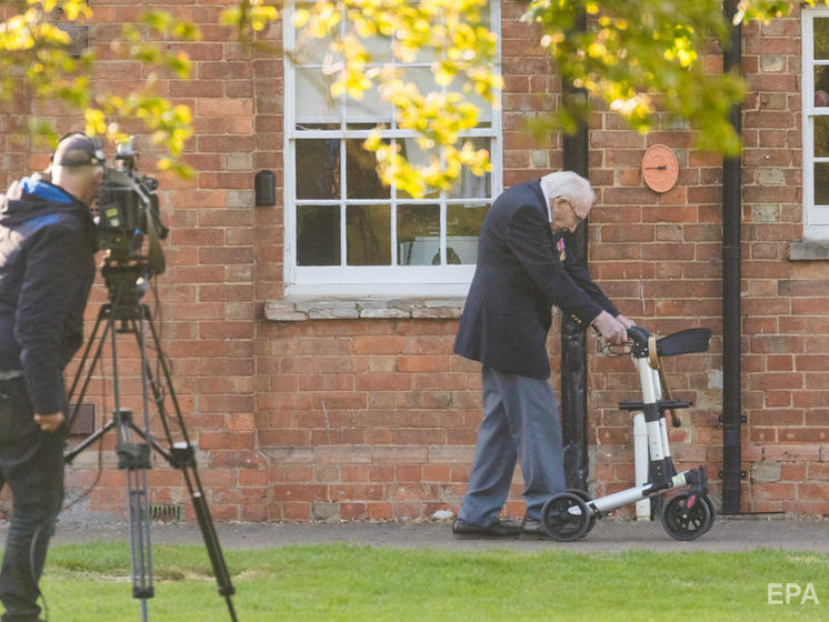 100-летнего британского ветерана, собиравшего деньги для врачей, посвятят в рыцари