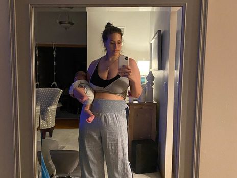 Грэм крупным планом показала, как кормит сына грудью. Видео