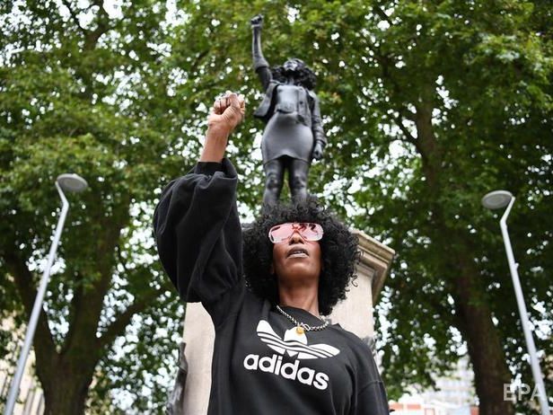 В Великобритании демонтировали статую активистке Black Lives Matter. Она простояла меньше суток