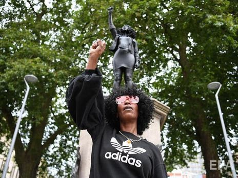 ﻿У Великобританії демонтували пам'ятник активістці Black Lives Matter. Він простояв менше ніж добу