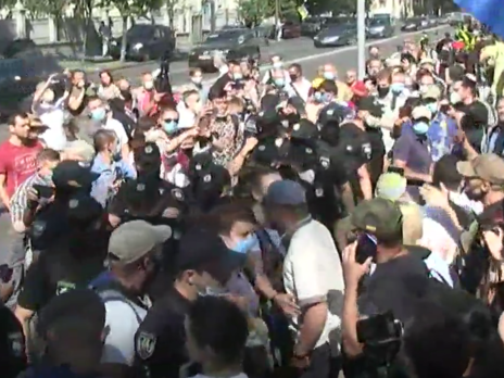 Под Верховной Радой проходит митинг против языкового законопроекта Бужанского. Видео