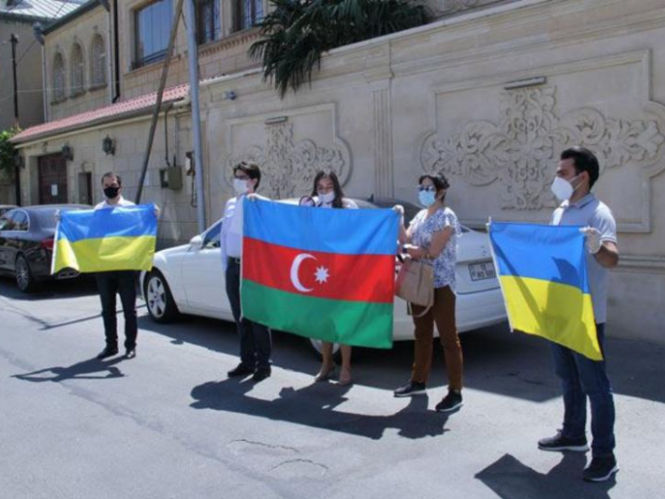 ﻿"Будь як Україна". Перед посольством України в Баку провели акцію на знак подяки за підтримку Азербайджану