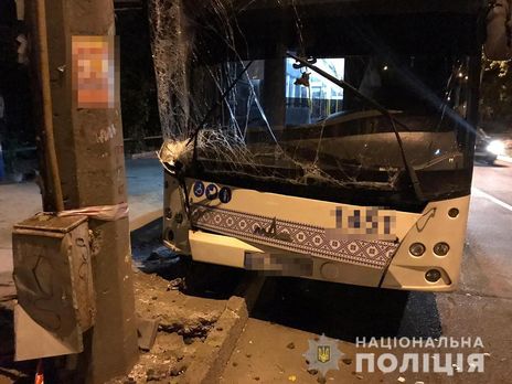 ﻿У Запоріжжі автобус в'їхав в електроопору. Постраждало шість осіб