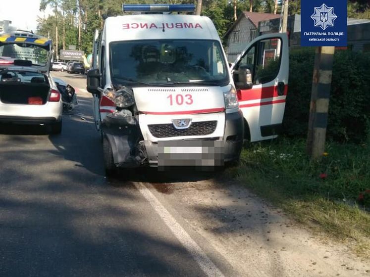 ﻿Під Києвом сталася ДТП за участю "швидкої". Три людини постраждали