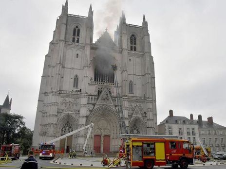 Пожар в готическом соборе. Во Франции начали сбор пожертвований для восстановления органа XVII века