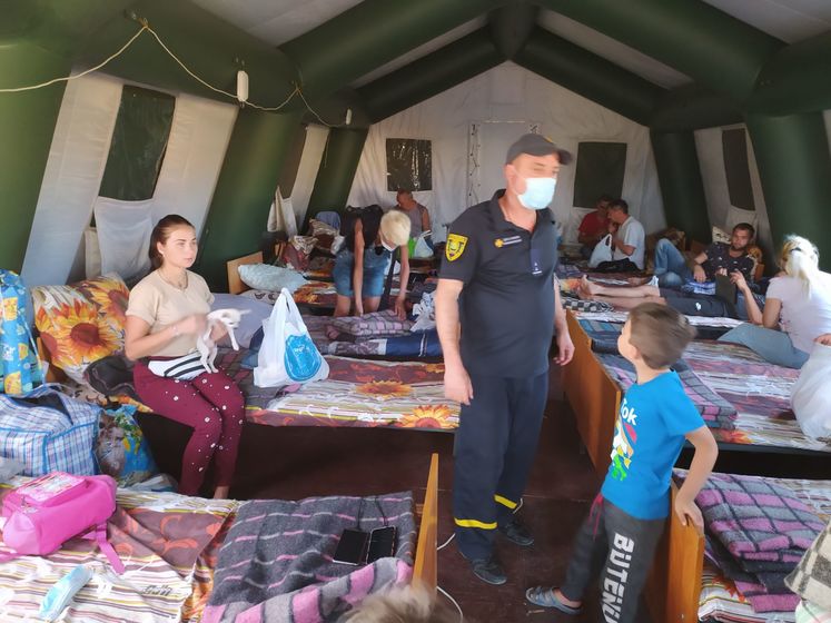 В палатке спасателей на КПВВ "Новотроицкое" остаются люди, которые не могут пересечь линию соприкосновения