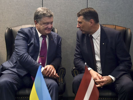 Порошенко попросил президента Латвии посодействовать возвращению в Украину конфискованных средств украинских экс-чиновников