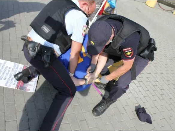 ﻿У Росії активіст зачепив поліцейського українським прапором. Порушили кримінальну справу