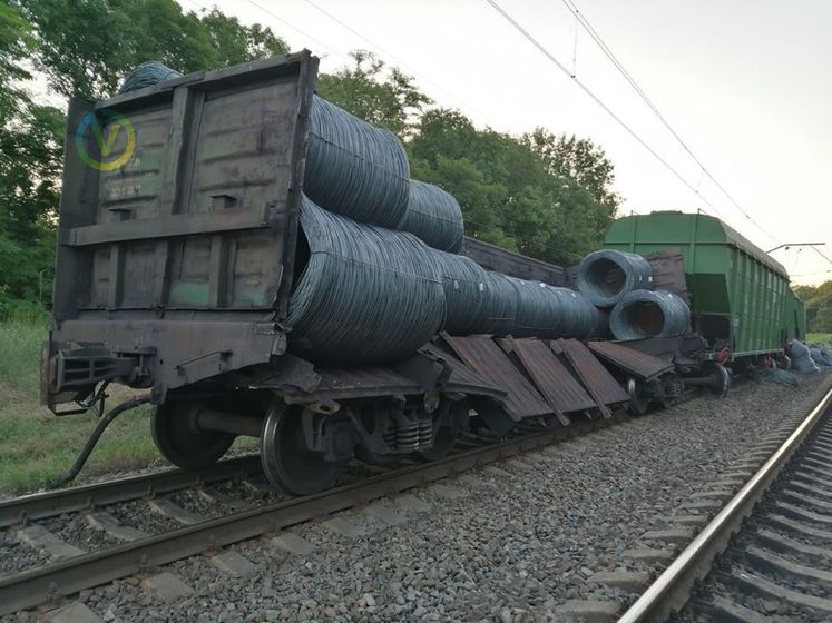 В Днепропетровской области с рельсов сошли два грузовых поезда, из-за аварии задерживалось 12 пассажирских поездов 