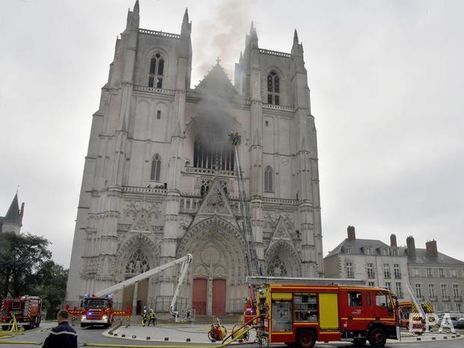 Полиция отпустила подозреваемого в поджоге собора в Нанте