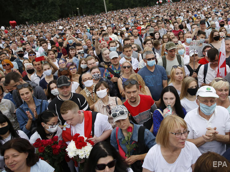﻿У Білорусі на першому передвиборчому мітингу суперниці Лукашенка зібралося до 10 тис. осіб. Відео