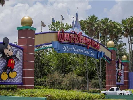 Walt Disney World найбільший за площею і найбільш відвідуваний центр розваг у світі, покриває площу приблизно 100 км&sup2;